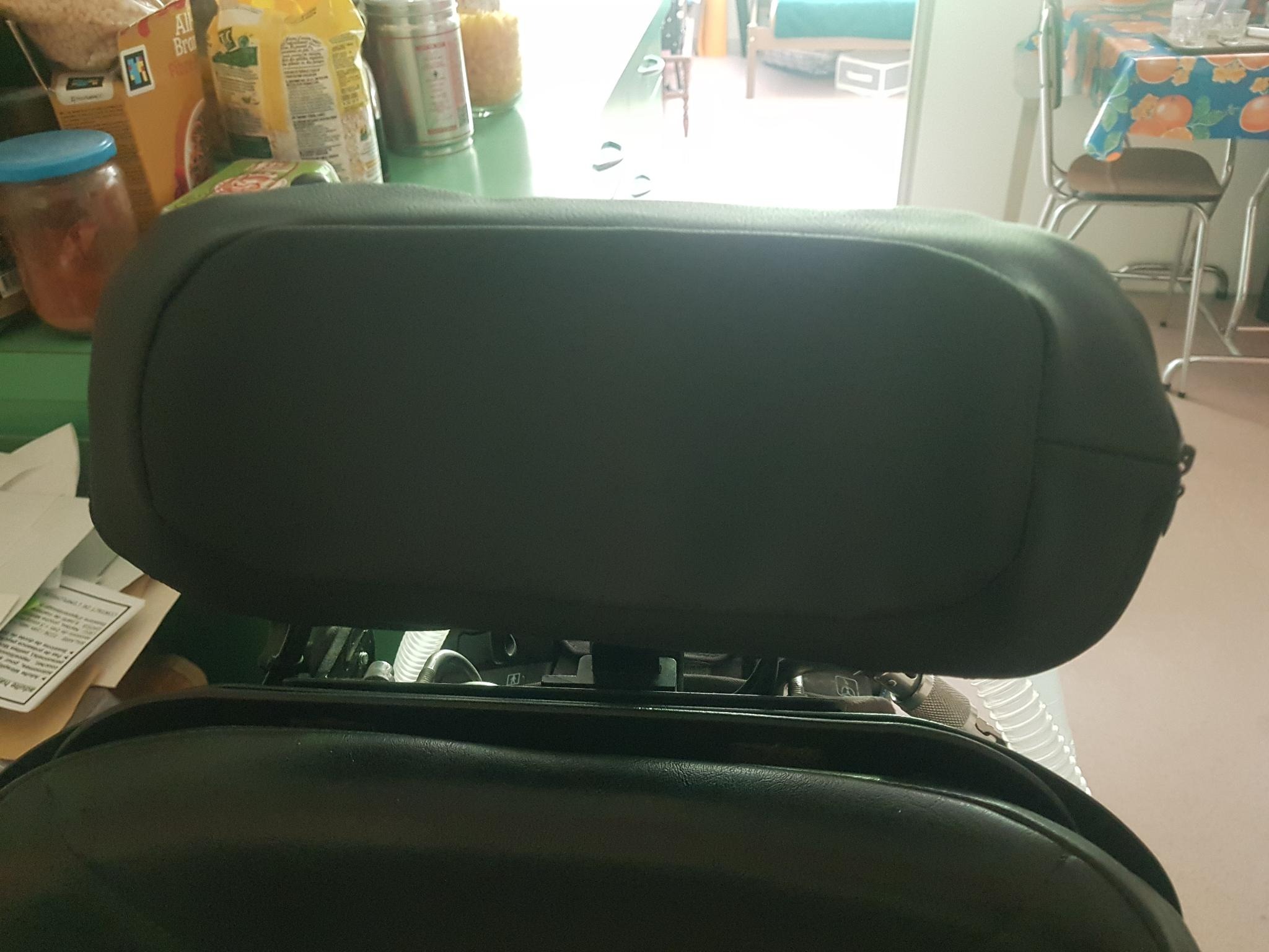  la housse d'appui tête sur un appui tête vue de devant. on vois bien que le tissus suis la forme de l'appui tête