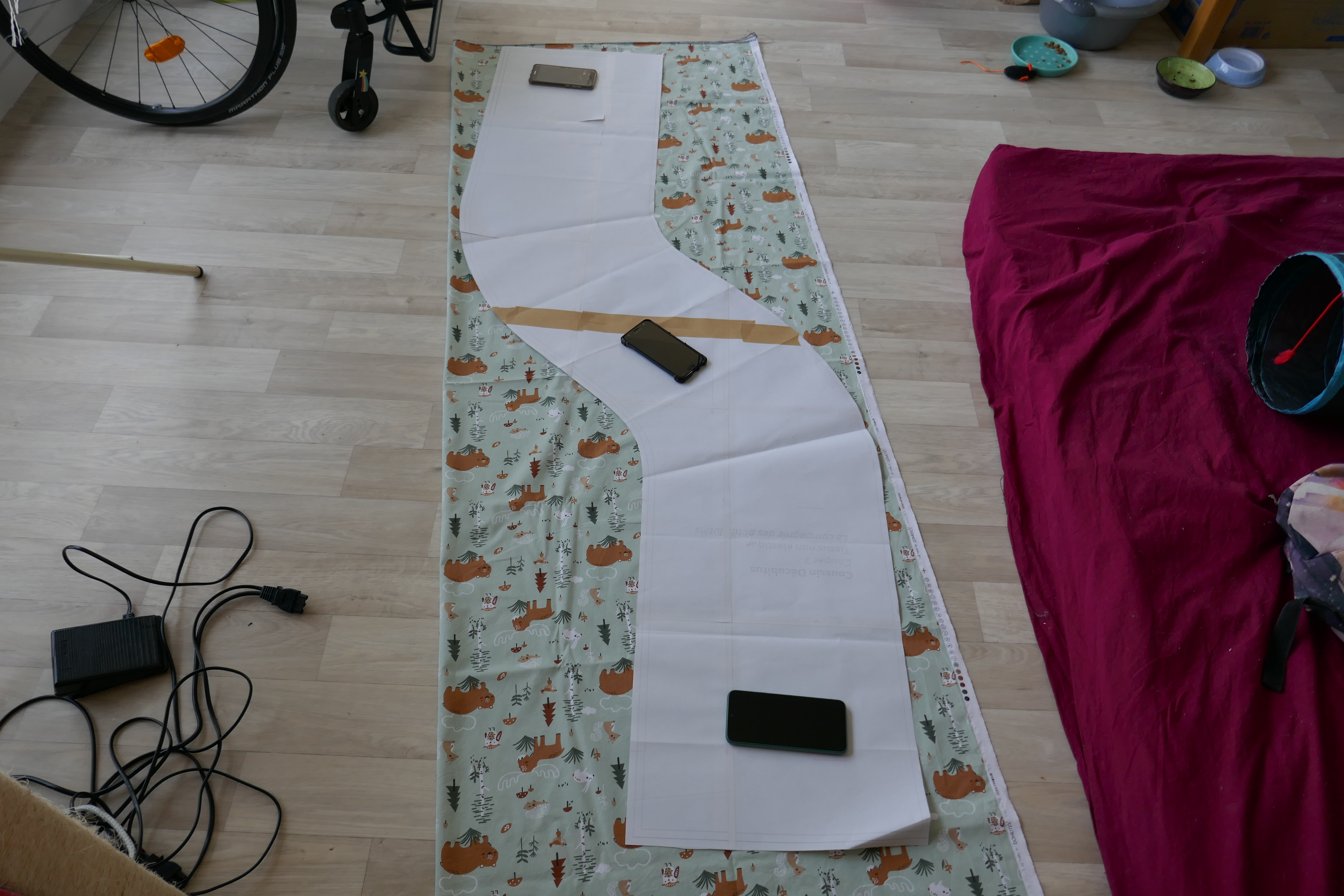 Le patron du coussin sur du tissus. le patron est positionné un peu de travers sur le tissus plié en deux