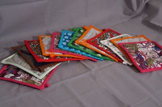 Des maniques en éventail sur un fond gris. elles sont carrés et colorés