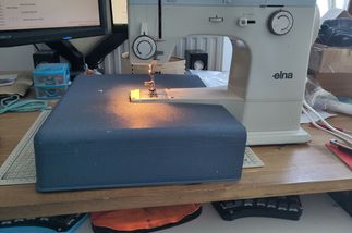 une machine a coudre vintage sur une table