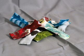 Un tas de petits stimtoys en tissus. Ils sont colorés et ont une bille a l'intérieur dont l'on devine la forme.